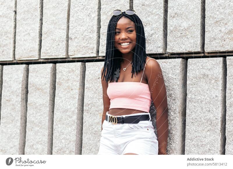Porträt einer schwarzen jungen Frau, die sich in der Stadt amüsiert Afroamerikaner Sommer Jugend Mitteilung Freude lachen Fröhlichkeit Freizeit Erholung