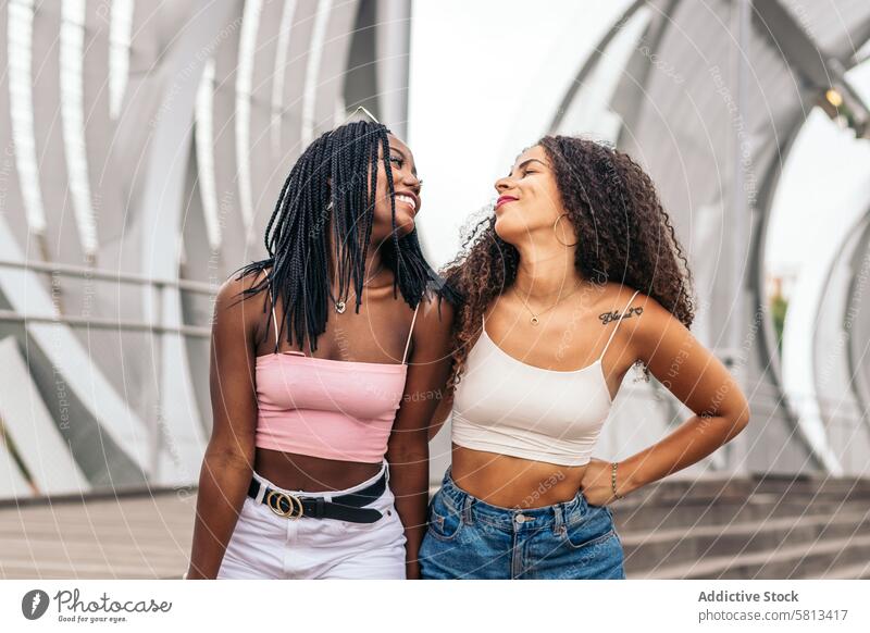 Afroamerikanische Freundinnen genießen einen Sommertag Afroamerikaner Freunde Vielfalt Jugend Mitteilung Freude lachen Fröhlichkeit Freizeit Erholung im Freien