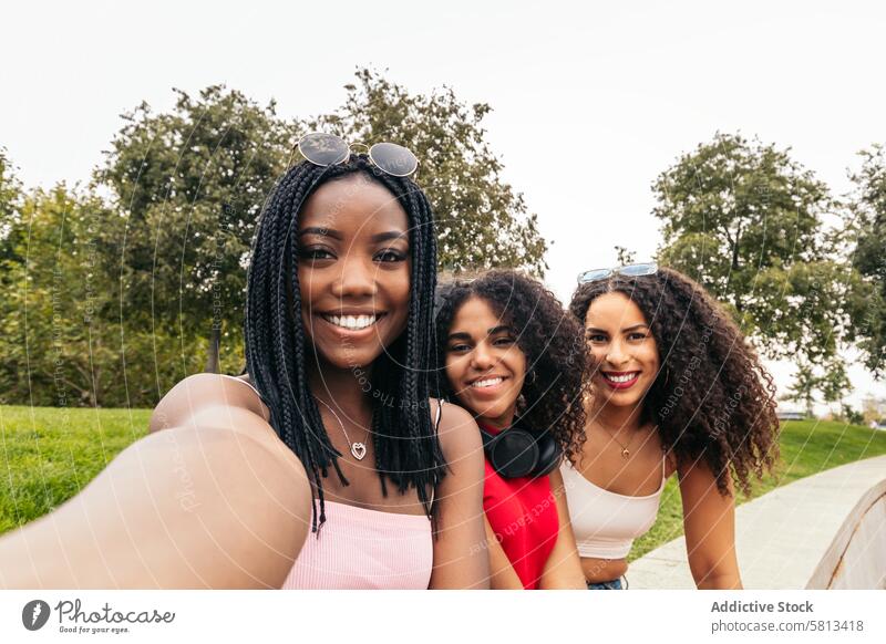 Afroamerikanische Freunde genießen den Sommer gemeinsam Afroamerikaner Vielfalt Jugend Mitteilung Freude lachen Fröhlichkeit Freizeit Erholung im Freien Spaß