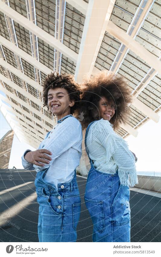 Fröhliche afroamerikanische Teenager in Denim-Kleidung Kind Afro-Look heiter Lächeln Geschwisterkind Jeansstoff krause Haare Zusammensein urban schwarz