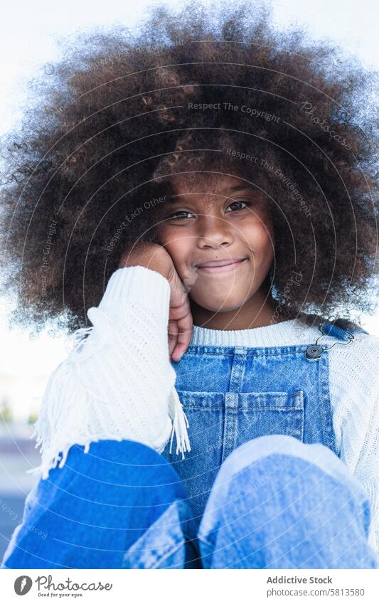 Lächelndes schwarzes Teenager-Mädchen mit lockigem Haar Afro-Look Kind krause Haare positiv Jeansstoff Porträt Frisur Frau Afroamerikaner ethnisch heiter Inhalt