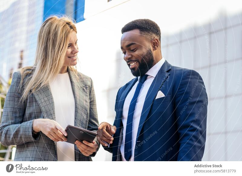 Geschäftsleute in Bürokleidung mit Tablet, die außerhalb des Büros über Unternehmensdaten sprechen Business Sitzung Team professionell Exekutive Erfolg