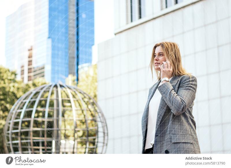 Geschäftsfrau im Anzug telefoniert beim Verlassen des Büros Business Sitzung professionell Exekutive Erfolg Unternehmer Finanzen korporativ Produktivität