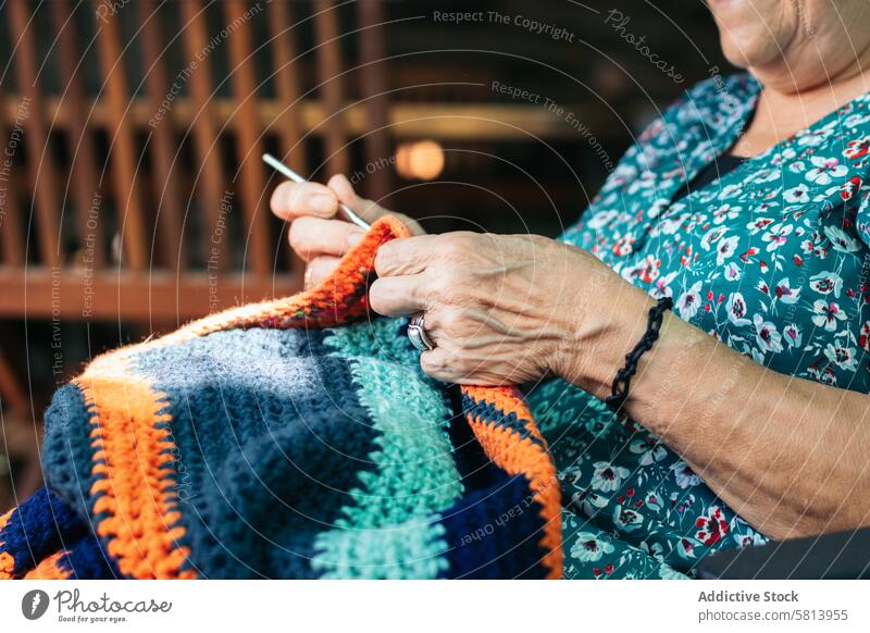 Oma Hobbys: Ältere Frau häkeln älter Großmutter Freizeitaktivitäten Nadel Lebensalter handgefertigt Erwachsener stricken Wolle Lifestyle Wochenende genießen