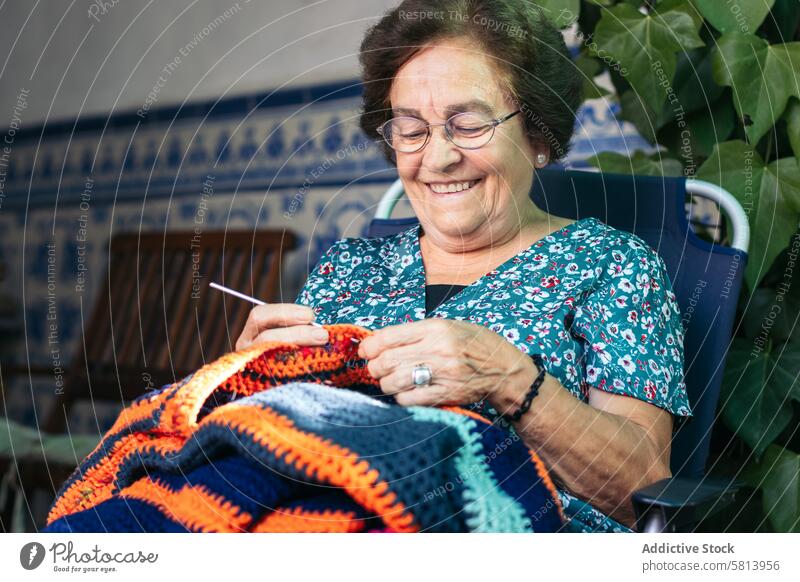 Oma Hobbys: Ältere Frau häkeln älter Großmutter Freizeitaktivitäten Nadel Lebensalter handgefertigt Erwachsener stricken Wolle Lifestyle Wochenende genießen