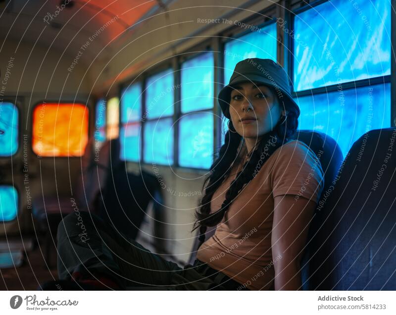 Retro-Bus mit blau getönten Scheiben retro Menschen Verkehr Fahrzeug Transport reisen Ausflug altehrwürdig Straße Schule Fenster Passagier jung Reisender