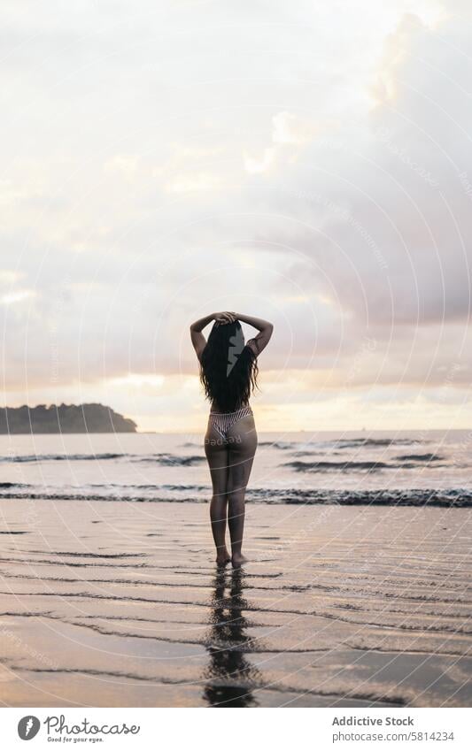 Frau im Bikini vor dem Meer Strand Sonnenuntergang jung MEER Sommer Lifestyle Glück reisen schön Natur Urlaub Menschen Himmel Fröhlichkeit im Freien Wasser