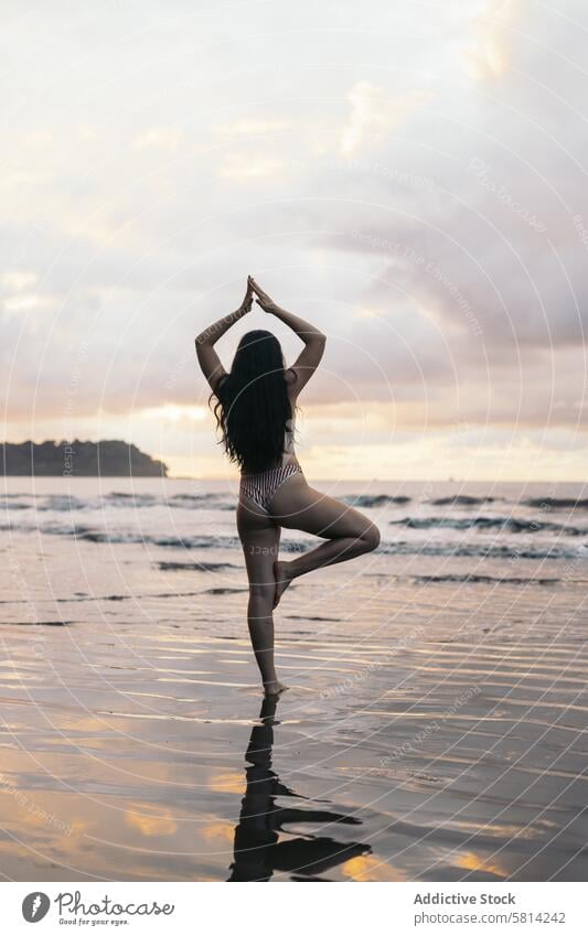 Rückansicht einer brünetten Frau beim Yoga am Strand Sonnenuntergang jung MEER Sommer Lifestyle Glück reisen schön Meer Natur Urlaub Menschen Himmel