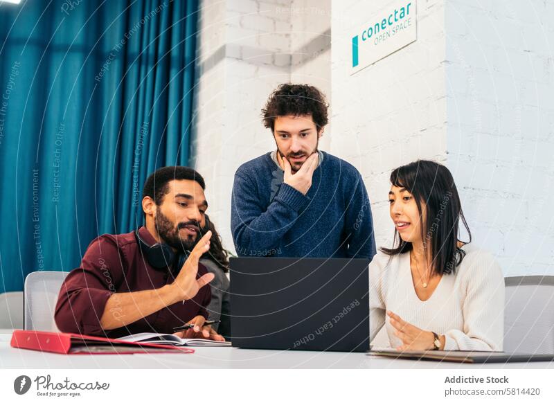 Gruppe gemischtrassiger Menschen arbeitet mit Laptop in einem Coworking Ethnizität asiatisch Kaukasier Vielfalt Büro Business Unternehmen Sitzung Produktivität
