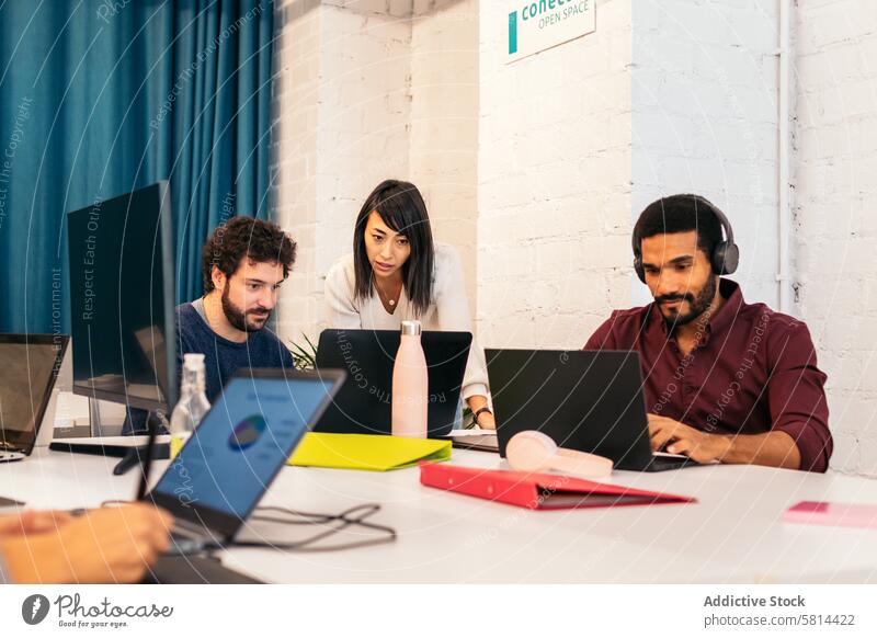 Erfolg teilen: Ein Bild von Coworking in Aktion Ethnizität asiatisch Kaukasier Vielfalt Büro Business Unternehmen Sitzung Produktivität Brainstorming arbeiten