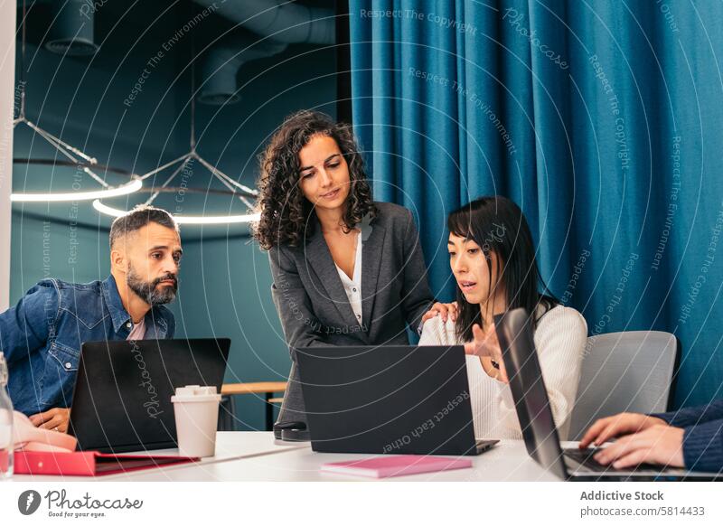 Gruppe von Menschen, die mit einem Laptop in einem Coworking Ethnizität asiatisch Kaukasier Vielfalt Büro Business Unternehmen Sitzung Produktivität