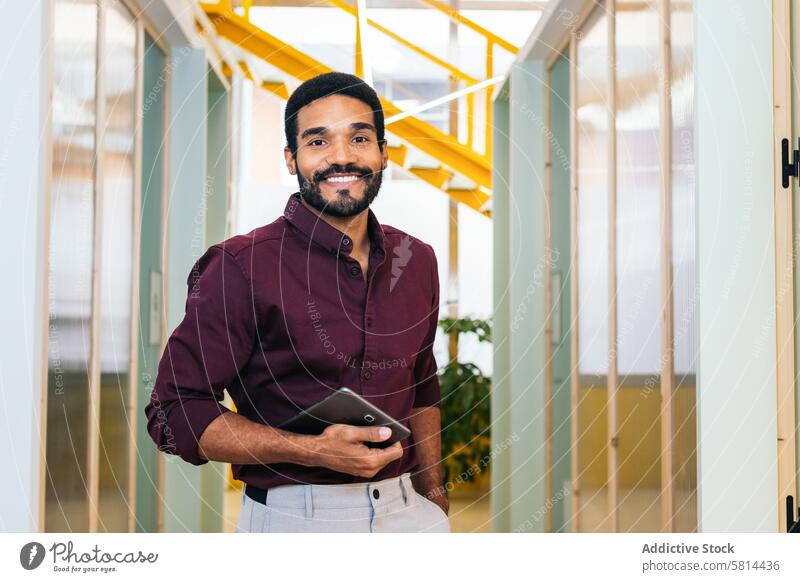 Porträt eines lächelnden afroamerikanischen Mannes im Hemd, der ein Tablet in einem modernen Büro hält Business Arbeit Arbeiter Lifestyle Manager Geschäftsmann