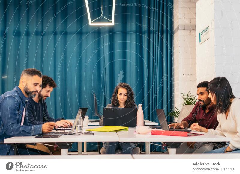 Gruppe von Menschen, die mit einem Laptop in einem Coworking Ethnizität asiatisch Kaukasier Vielfalt Büro Business Unternehmen Sitzung Produktivität