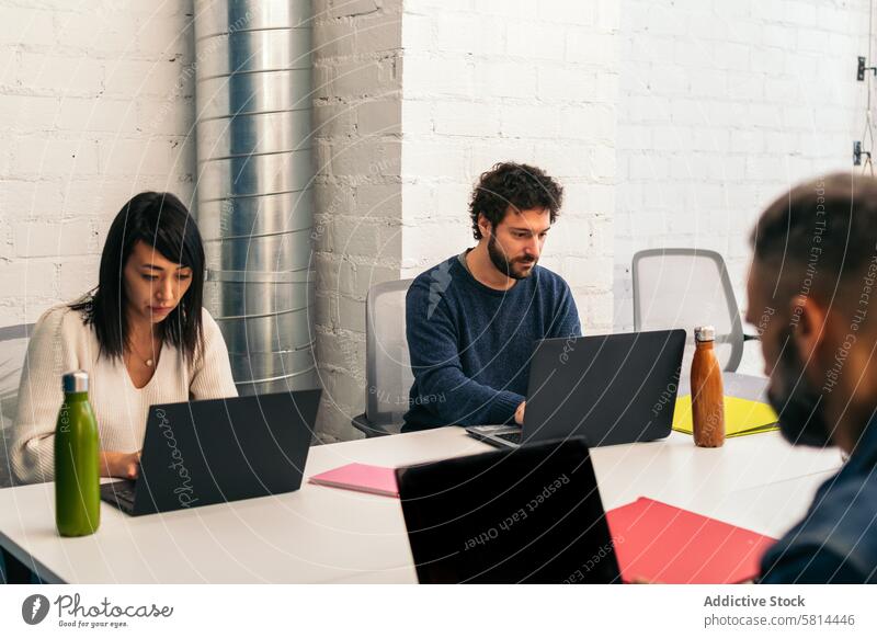 Gruppe gemischtrassiger Menschen arbeitet mit Laptop in einem Coworking Ethnizität asiatisch Kaukasier Vielfalt Büro Business Unternehmen Sitzung Produktivität