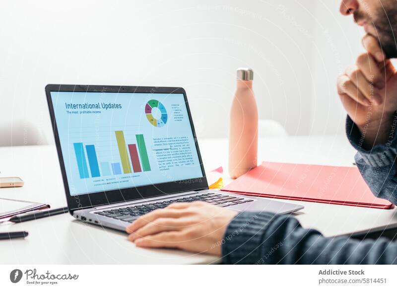 Nahaufnahme eines Mannes, der Unternehmensdaten auf einem Laptop analysiert Analyse Business Büro Coworking Arbeiter Grafiken Fernarbeit Gemeinsames Büro