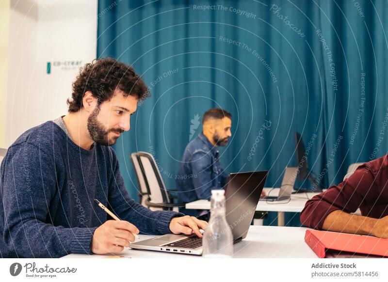 Menschen arbeiten mit Laptop in einem Coworking Ethnizität asiatisch Kaukasier Vielfalt Büro Business Unternehmen Sitzung Produktivität Brainstorming