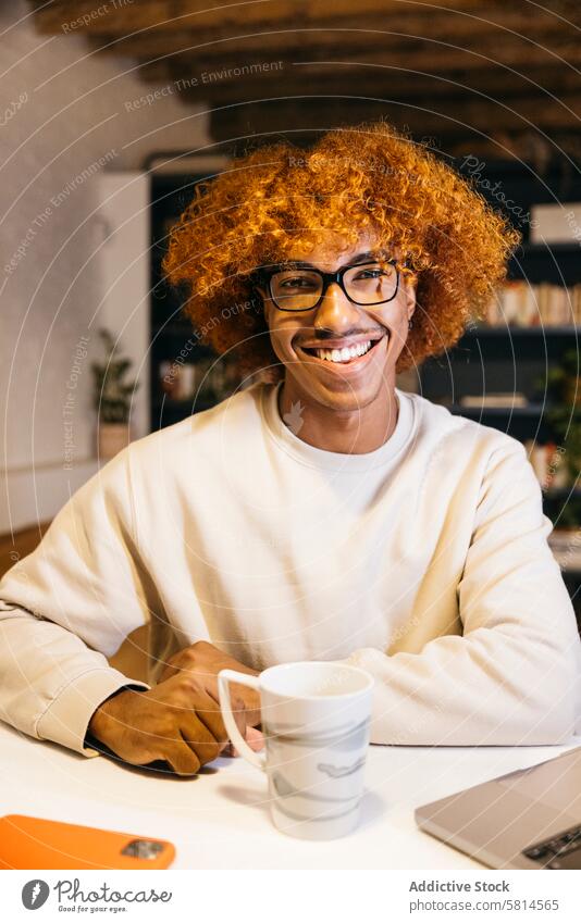 Porträt eines Mannes in einem Wohnzimmer. erwachsener Mann afroamerikanische Ethnizität Afro-Look Afrofrisur attraktiv schöner Mann schöne Menschen schwarz