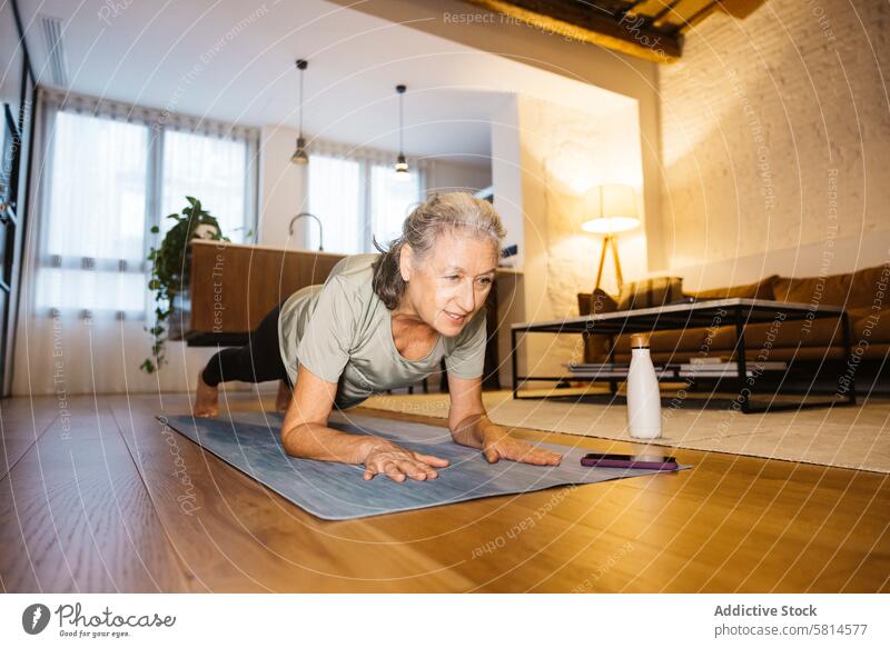 Ältere Frau macht Yoga zu Hause 65-69 Jahre nur eine Seniorin aktiv Aktive Senioren Erwachsener gealtert allein Körperpflege körperbewusst körperpositiv