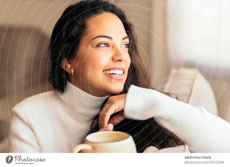 Den Morgen zu Hause genießen: Junge Frau trinkt Kaffee Erholung heimwärts Fenster Sofa im Innenbereich gemütlich Gelassenheit Ruhe Komfort friedlich Lifestyle
