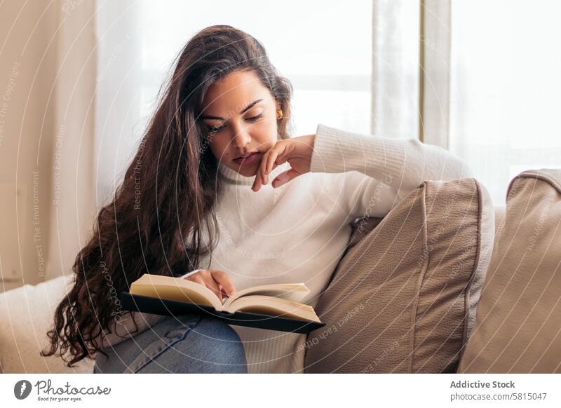 Entspannen zu Hause: Junge Frau liest ein Buch lesen Sofa heimwärts Erholung Ruhe Komfort Gelassenheit Zufriedenheit Freizeit gemütlich Lifestyle friedlich