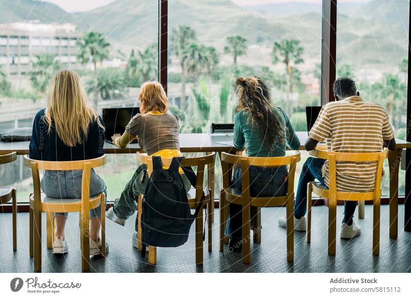 Unbekannte junge Studenten sitzen in einem Raum mit Laptops Menschengruppe Schüler Freund Bildung online Prüfungsvorbereitung lernen Wissen Universität Netbook