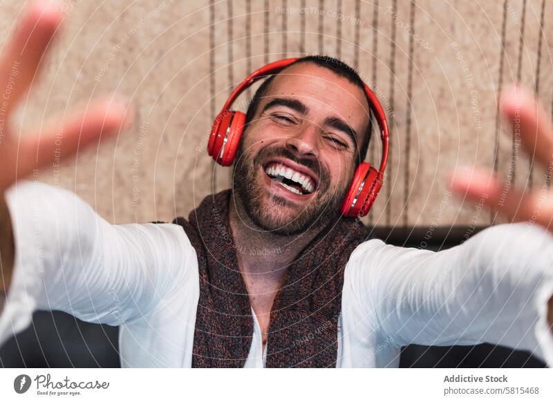 Glücklicher Mann beim Musikhören Lächeln zuhören meloman Hobby sich[Akk] melden Kopfhörer Drahtlos männlich Erwachsener genießen heiter unterhalten froh Inhalt