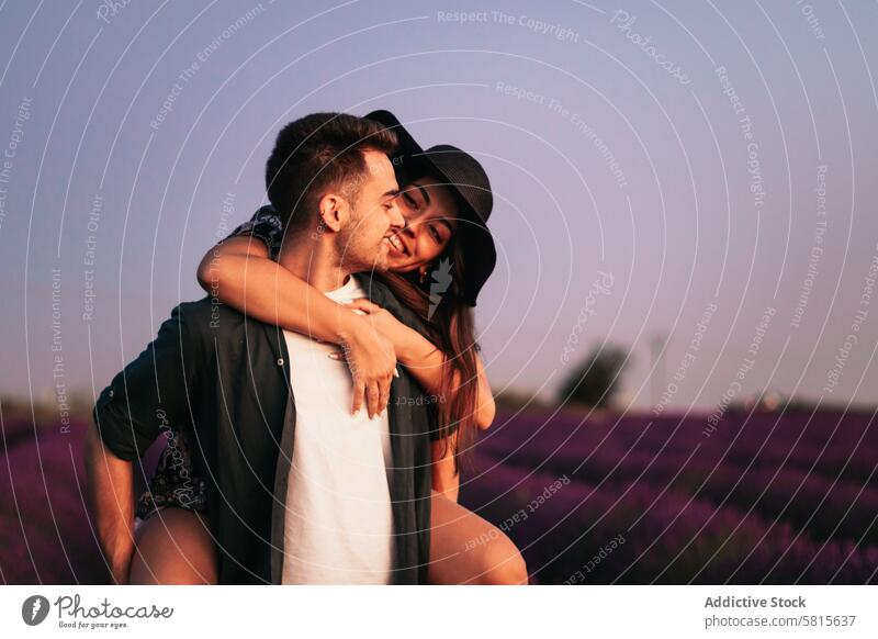 Ein romantisches Foto eines Paares in einem Lavendelfeld Sonnenuntergang Liebe Frau Sommer purpur Feld Glück Zusammensein schön jung Natur Mann Partnerschaft