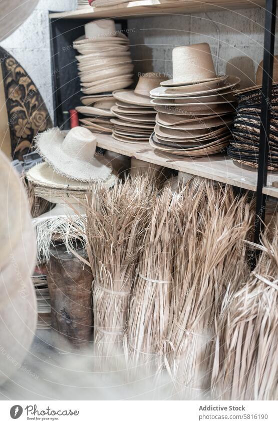 Einige Palmenfaserstapel in einer Hutwerkstatt Naturfaser Stapel Werkstatt Lagerhalle Handwerk Klotz Hutmacherei Schneider Prozess Inszenierung Herstellung