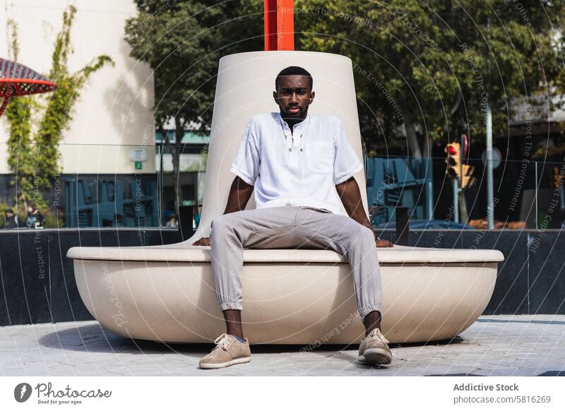 Stilvolle schwarze Mann in der Stadt Straße Bank Großstadt Outfit Sommer trendy Bekleidung sonnig sich[Akk] entspannen männlich ethnisch Afroamerikaner urban