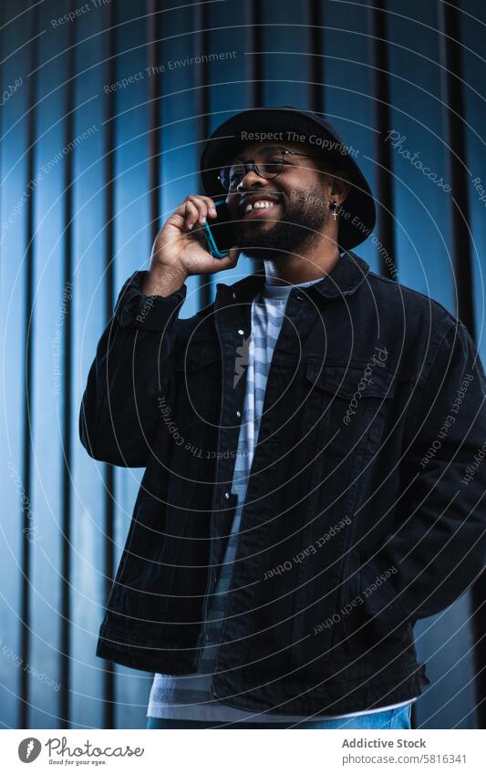 Lachender schwarzer Mann mit Smartphone sprechend Glück Hipster heiter Mobile Telefon urban Fotografie benutzend fotografieren Erwachsener Afroamerikaner