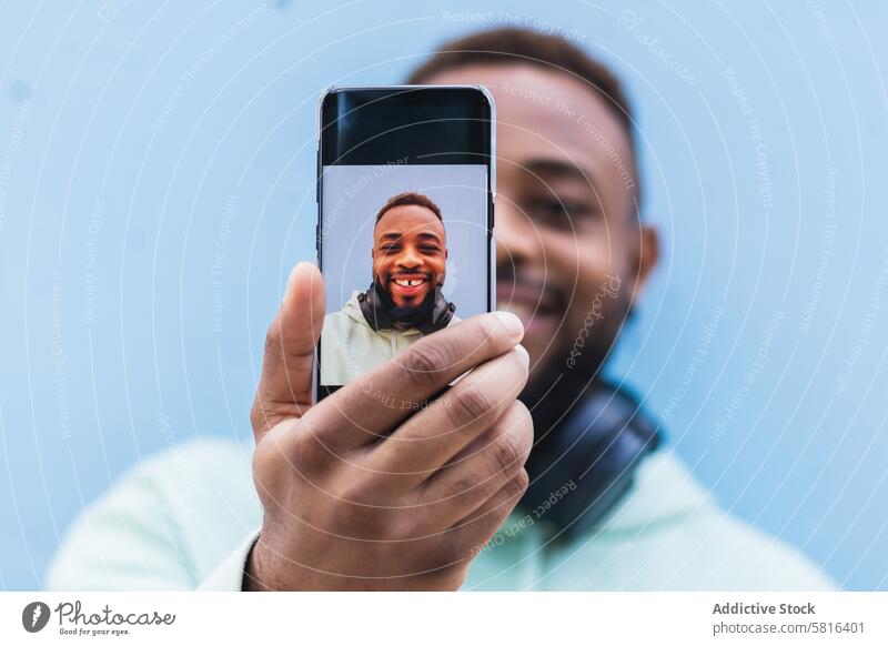 Glücklicher ethnischer Mann nimmt Selfie auf Smartphone Hipster heiter Mobile Telefon Fotografie benutzend fotografieren Erwachsener schwarz Afroamerikaner