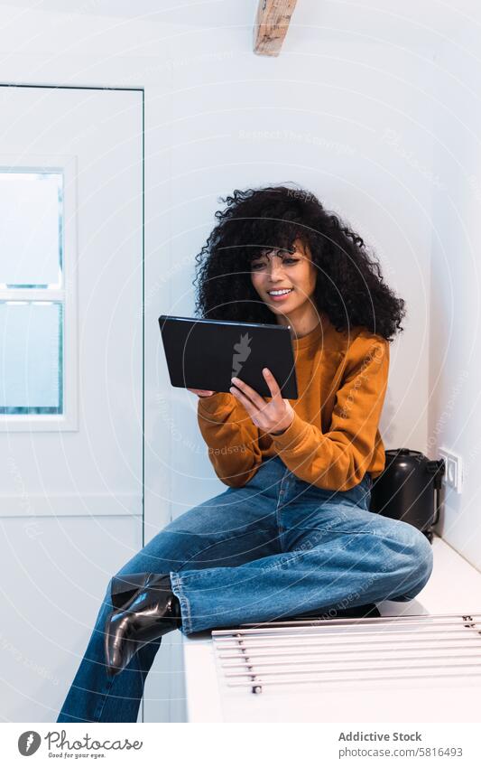 Schwarze Frau mit Tablette auf dem Tresen benutzend Küche online Kälte zu Hause Freizeit sich[Akk] entspannen Internet Porträt schwarz Afroamerikaner Browsen