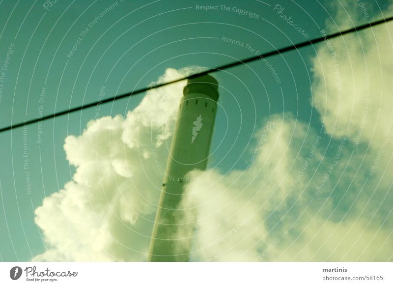 rauchen verursacht qualm Rauch Wolken vergilbt retro Umweltverschmutzung grün Linie Eisenbahn dreckig Ozonloch Schornstein alt Himmel Industriefotografie blau