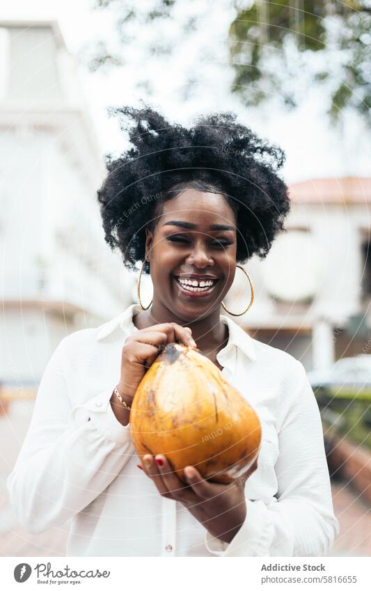 Lateinamerikanische Frau hat Spaß in der Stadt und trinkt Kokosnüsse Glück jung Sommer im Freien Menschen Freizeit Lifestyle freudig Freude Frühling Genuss