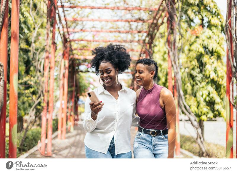 Glückliche Frauen machen Selfies mit Smartphone beim Spaziergang im Park jung Sommer im Freien Menschen Freizeit Lifestyle freudig Freude Blick Frühling Genuss