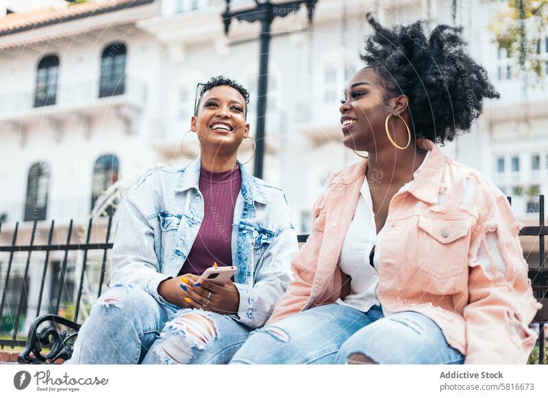 Afroamerikanische Frauen, die in der Stadt reden und lachen Glück jung Sommer im Freien Menschen Freizeit Lifestyle Foto freudig Freude Blick Frühling Genuss