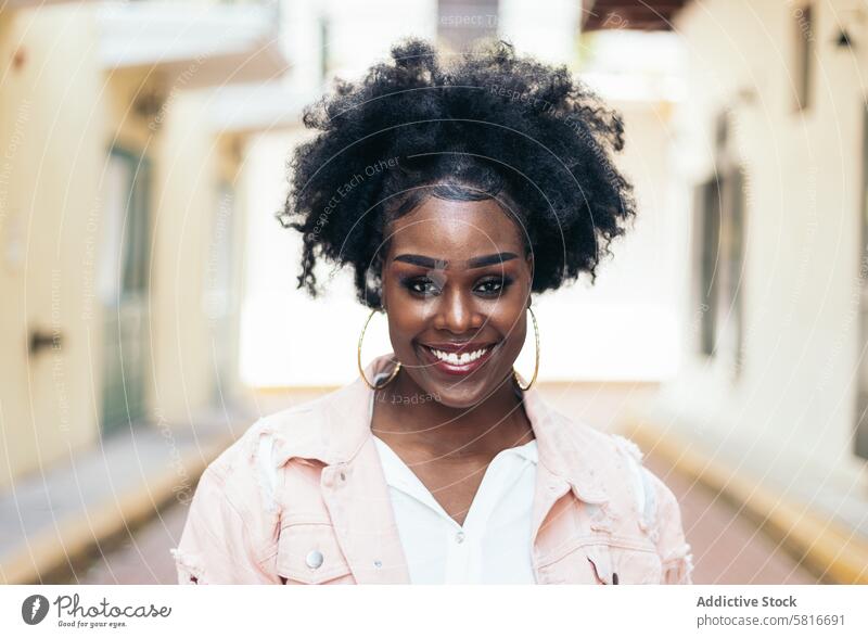 Porträt einer hübschen schwarzen Frau mit Afro-Haar Straße Großstadt jung im Freien urban Mode schön Lifestyle lässig Menschen Behaarung attraktiv lockig Person