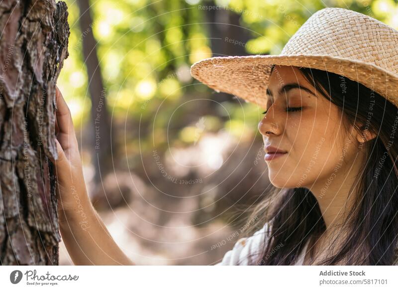 Frau genießt einen Tag in der Natur im Wald schön Lifestyle jung Menschen im Freien Person Kaukasier Park reisen Freiheit heiter Freizeit natürlich Gesicht