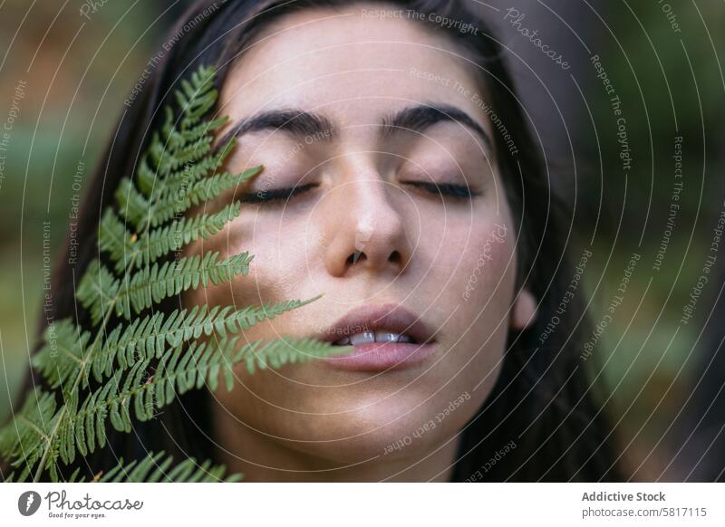 Porträt einer jungen Frau im Wald schön Lifestyle Natur Menschen Glück im Freien Person Kaukasier Park reisen Freiheit Lächeln heiter Freizeit natürlich Gesicht
