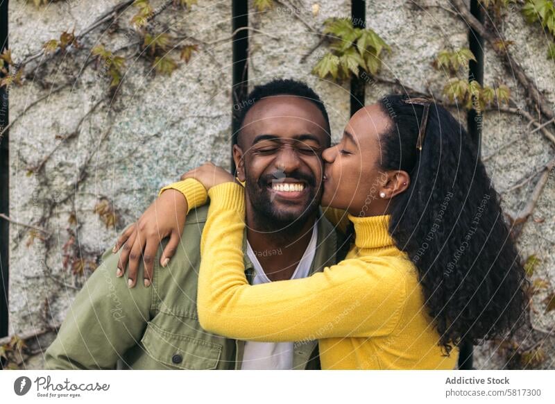 süßes afroamerikanisches Paar, das sich auf die Wange küsst und lächelt Liebe Glück Partnerschaft Mann Frau jung Zusammensein schwarz romantisch Romantik