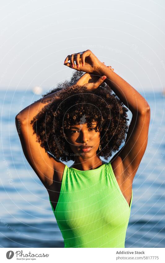 verträumte schwarze Frau stehend im Meer während des Sommerurlaubs MEER Urlaub Badeanzug Wasser Sonnenuntergang ethnisch Afroamerikaner ruhen reisen
