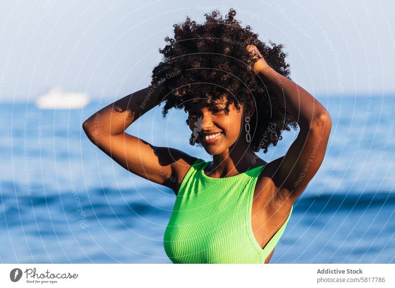 Schwarze Frau im Meer stehend während der Sommerferien MEER Urlaub Spaß haben Badeanzug Wasser Sonnenuntergang ethnisch schwarz Afroamerikaner Tropfen Tröpfchen