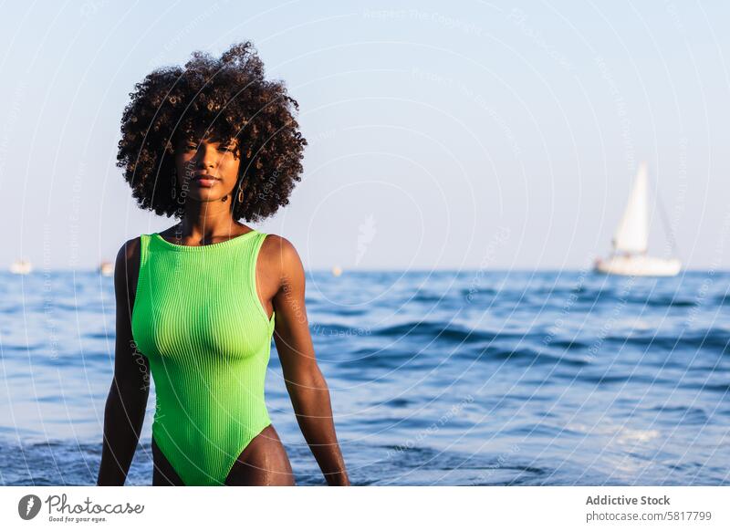 verträumte schwarze Frau stehend im Meer während des Sommerurlaubs MEER Urlaub Badeanzug Wasser Sonnenuntergang ethnisch Afroamerikaner ruhen reisen