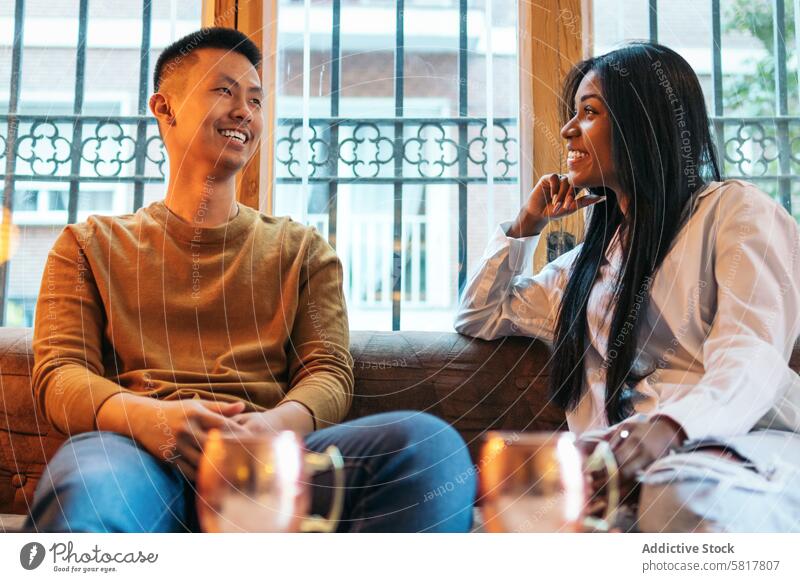 Asiatischer Mann und Latina Frau bei einem Date Termin & Datum Kantine Menschen Sitzen Restaurant Café Paar Glück Lifestyle Partnerschaft Liebe Sitzung Gespräch