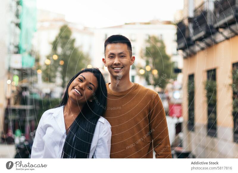 Porträt eines glücklichen gemischtrassigen Paares im Freien asiatisch hispanisch Frau Partnerschaft Liebe Zusammensein Menschen Mann lateinamerikanisch