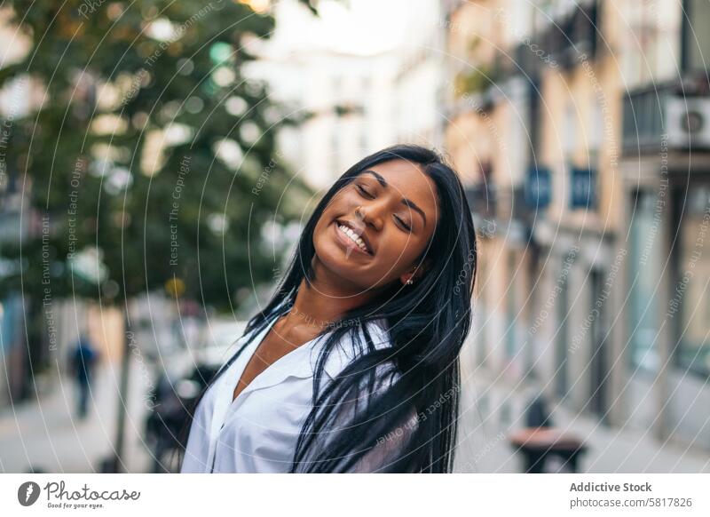 Porträt einer lächelnden lateinamerikanischen Frau im Freien Menschen Lifestyle Fröhlichkeit lässig heiter Freizeit Straße Europa Stehen Glück Person Lächeln