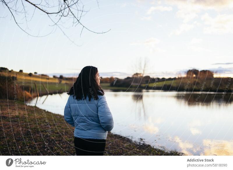 Frau beobachtet den Sonnenuntergang auf einem See Natur Wasser Himmel zuschauend reisen Lifestyle Landschaft Ansicht Szene im Freien Windstille Frieden