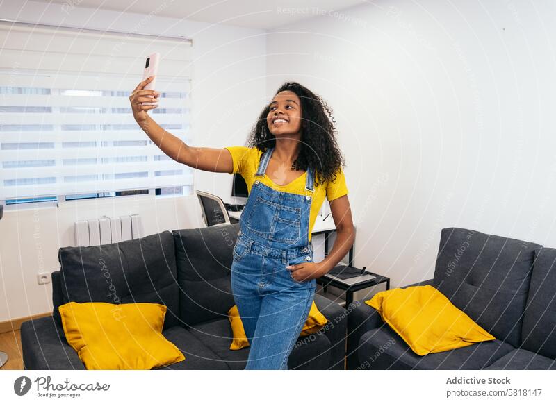Lächelndes Selfie: Junge schwarze Frau in gelbem Hemd jung gelbes Hemd Smartphone Technik & Technologie Selbstdarstellung Fröhlichkeit Freude offen Vielfalt