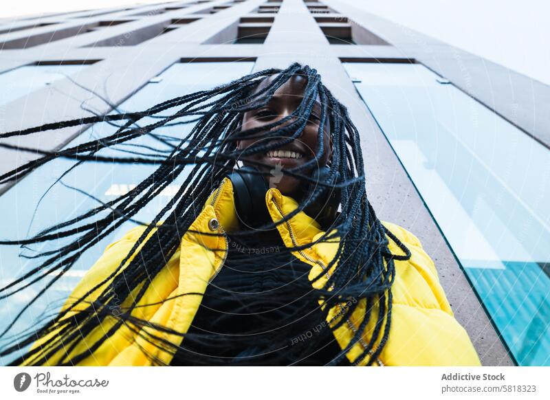 Schwarze Frau gegen Wolkenkratzer in der Stadt Straße Stadtzentrum Stil modern Gebäude Großstadt urban jung Geflecht hoher Anstieg Außenseite ethnisch schwarz