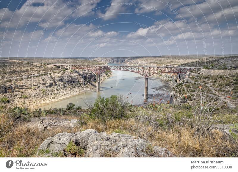 Blick auf den Pecos River und die Pecos River High Bridge Pecosfluss Landschaft reisen wüst Fluss Brücke Bootfahren Fischer Schlucht Licht blau Wasser Fischen